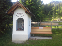Herz-Jesu-Kapelle Berg mit Bank2016
