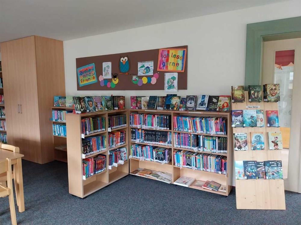 Ein Raum mit Büchern in Regalen